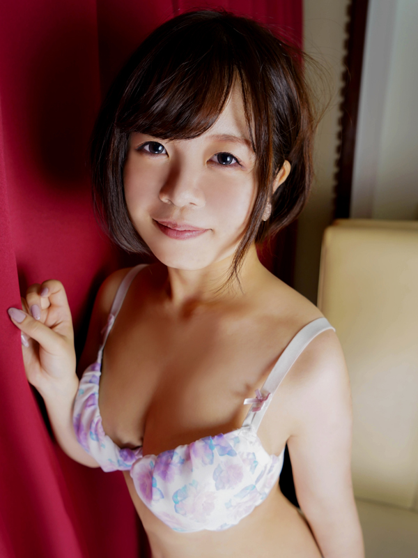 ヌキ・奈良店 えりか 18歳 T：152cm　B：86(G)　W：56　H：83